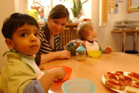 Die Kinder stehen im Vordergrund