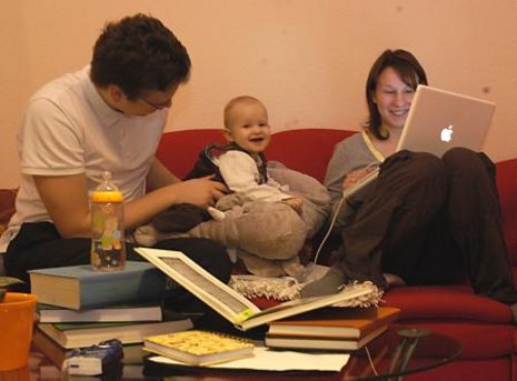 Anne und Fabian Friedrich studieren mit T&#246;chterchen Josephine.