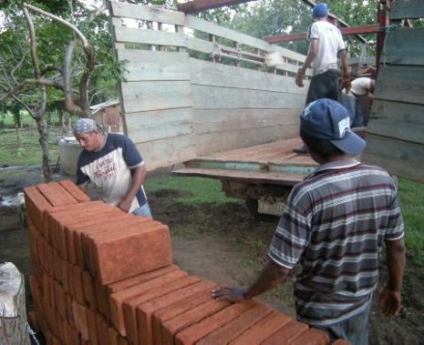 Steine werden abgeladen, denn es wird angebaut im Frauenzentrum »Xochilt Acalt« unweit der nicaraguanischen Hauptstadt Managua