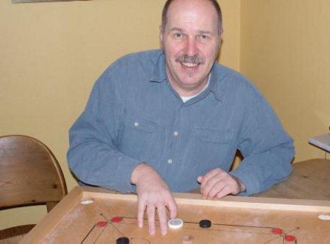 Udo Schmitz macht sich mit Carrom f&#252;r die Asientour warm.