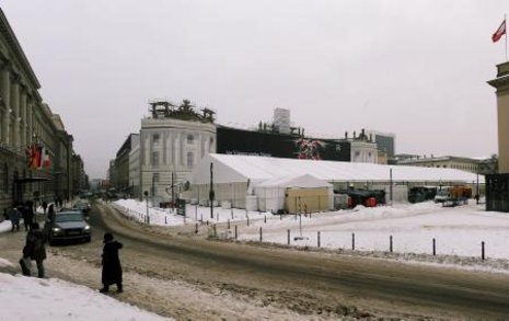 Die Mode schl&#228;gt ihre Zelte f&#252;r die gro&#223;e Show auf. Das Denkmal auf dem Bebelplatz weicht von der Mitte ins Irgendwo. ND-Fotos: Camay Sungu