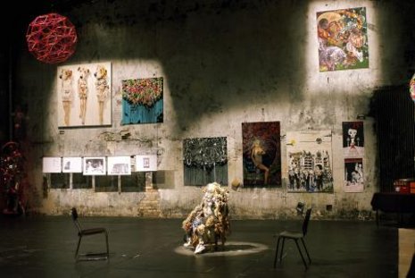 Skulptur vor der Front des Tacheles (unten), Blick in die Werkschau