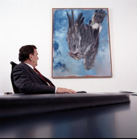 Gerhard Schr&#246;der in seinem B&#252;ro im Kanzleramt vor dem Baselitz-Gem&#228;lde &#187;Fingermalerei III &#8211; Adler&#171;,