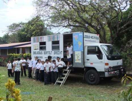 Vor dem Bibliobus drängeln sich die Schulkinder des Colegio Alejandro Vega Matus