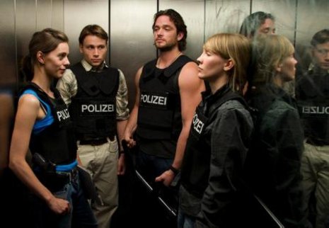 Einsatz unter Lebensgefahr (v.l.n.r.): Anja Kirchner (Carmen Birk), Marek Gorsky (Max Riemelt), Sven Lottner (Ronald Zehrfeld) und Eva Padelski (Klara Manzel)