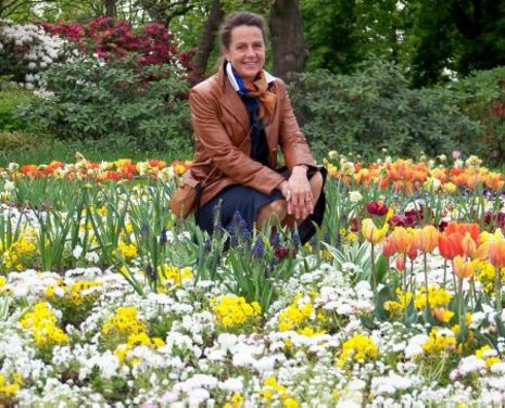 Parkleiterin Reuber im Blumenmeer im Erholungspark Marzahn