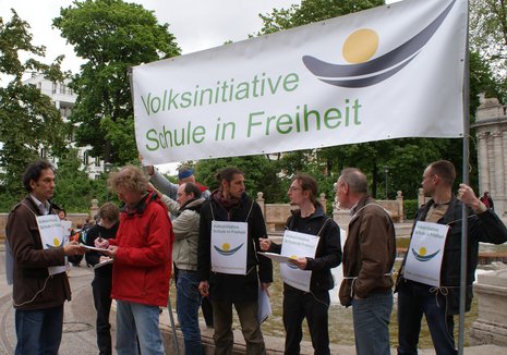 Unterschriften sammeln für die Freie Schule.