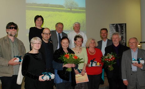 Autoren der vorgelesenen Geschichten, die Vorleser und Sponsoren der drei Reisepreise vereint zum Gruppenfoto.