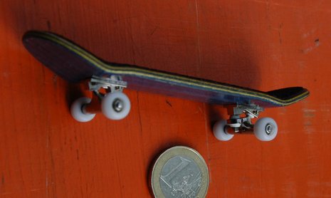 Beim Fingerboarding wird ein Miniskateboard mittels Zeige- und Mittelfinger über eine Modellstrecke gefahren.