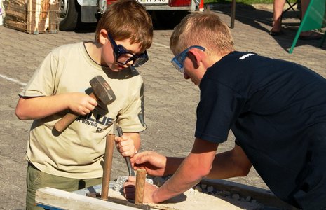 Steinmetzarbeit im Selbstversuch: Im Themendorf Demitz-Thumitz darf jeder einmal mit Hammer und Meißel den Granit bearbeitet. Aus dem Gestein ist hier fast alles.