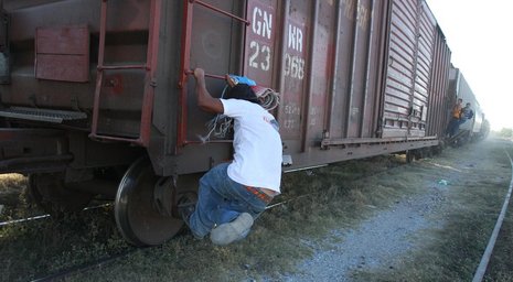 Die Migranten verbindet eine Hassliebe mit der Bestie, dem Zug, der sie ins gelobte Land bringen soll und doch so viele Opfer fordert.