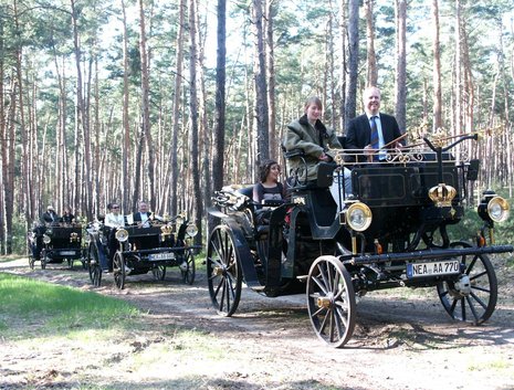 Jürgen Florack (r.) mit Fahrgästen im märkischen Kiefernwald.