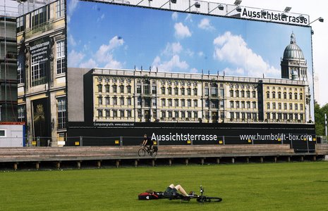 Nur die Wiese ist am Schlo&#223;platz real.