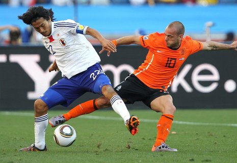 Torsch&#252;tze Wesley Sneijder (r) im Zweikampf mit Yuji Nakazawa Fotos: dpa/AFP