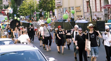 Sargträger tragen demokratische Grundwerte zu Grabe