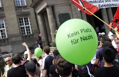 Vor dem Sch&#246;neberger Rathaus versperrten Demonstranten den Zugang zum Hauptportal.