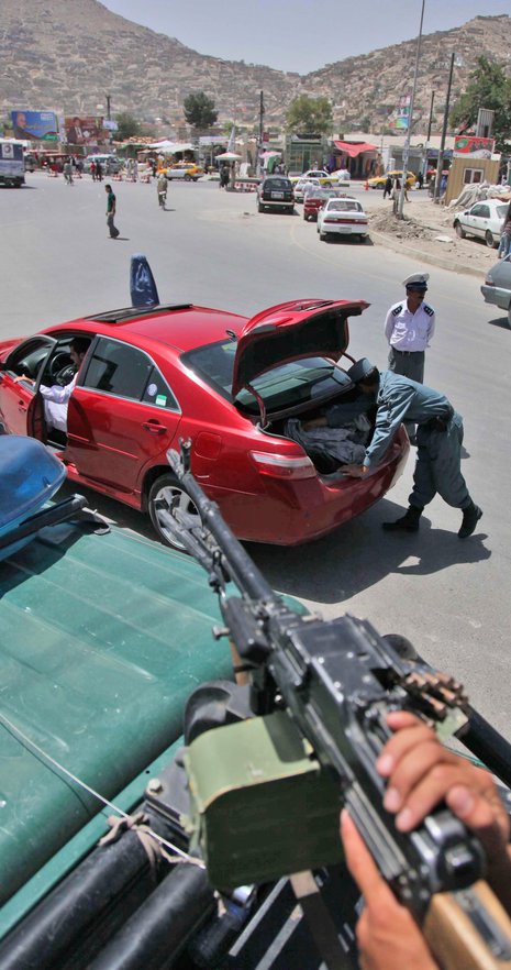 Strenge Kontrollen am Dienstag auf allen Zufahrtsstraßen nach Kabul  Foto: dpa/Sabawoon