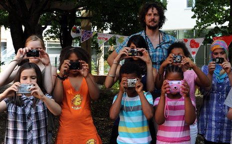 Mit einer Plakataktion will die Stadtmission Spenden f&#252;r ihre Kinder-Projekte einwerben, wie f&#252;r den gestrigen Fotografier-Workshop. Spendenkonto: 5222, BLZ: 10 020 500 (Sozialbank). ND-