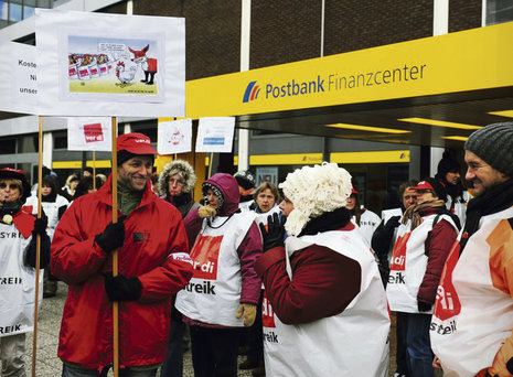 Postbankmitarbeiter im Streik