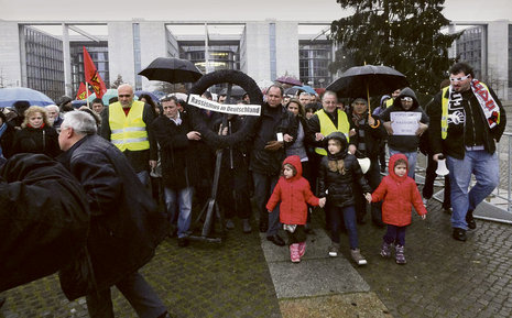 Mahnwache und Gedenken des Türkischen Bundes am Sonnabend vor dem Reichstag