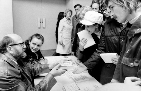 Eva und Erwin Strittmatter (l.) beim Schriftstellerbasar am 7. Oktober 1974 in der Berliner Kongresshalle