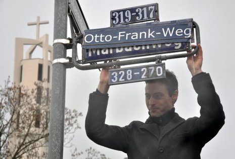 Ein symbolisches Schild erinnerte an die Familie Frank.