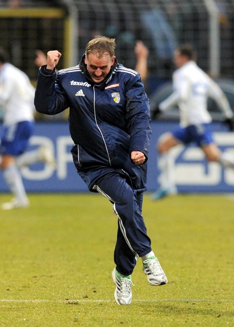 Jubeltanz: Carl-Zeiss-Trainer Sander freut sich ausgelassen.