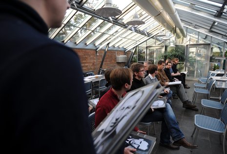 Historiker bei der Theaterprobe