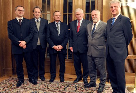 Die Unabhängige Historikerkommission – Klaus-Dietmar Henke (2.v.l.), Jost Dülffer (3.v.l.), Rolf-Dieter Müller (2.v.r.) und Wolfgang Krieger (r.) – zusammen mit dem Leiter der Arbeitsgruppe Geschichte des BND, Bodo Hechelhammer (l.), und BND-Präsident Ernst Uhrlau (4.v.l.).