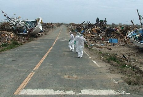 Wenn Schiffe - wie hier im japanischen Tsunami- und Atomseuche-Gebiet - zum Straßenrand drängen, ist das ein Wahn, wie ihn William Shakespeare beschreibt: »Wer hier wohin gehört,/ ist nicht mehr zu erkennen,/ es rast des Grauens Wetter durch des Frühlings mildgestimmten Schein,/es stürzt der Vogel sich ins Feuer,/ also lockten Lüfte ihn,/ und Kleingetier sucht in der Schlange Maul den Wärmeort ...« Die Welt, aus dem Rahmen ihrer Ordnungen gerissen. Menschen wirken wie irritierte Ankömmlinge auf einem fremden Planeten und stehen doch im ureigenen Werk. Die Philosophen stellen scheu Fragen, die Techniker geben andauernd selbstbewusst Antworten. Vielleicht liegt die Rettung der Welt im umgekehrten Verfahren. Jan Helbig