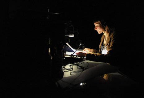 Anke Nicolai in der Sprecherkabine im Haus der Berliner Festspiele.