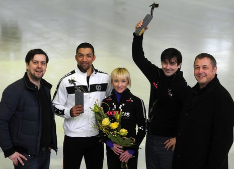 Aljona Sawtschenko, Robin Szolkowy und Trainer Ingo Steuer bekamen die Pokale von nd-Geschäftsführer Olaf Koppe (r.) und nd-Sportchef Jirka Grahl (l.) auf dem Eis ihrer Chemnitzer Trainingshalle überreicht.