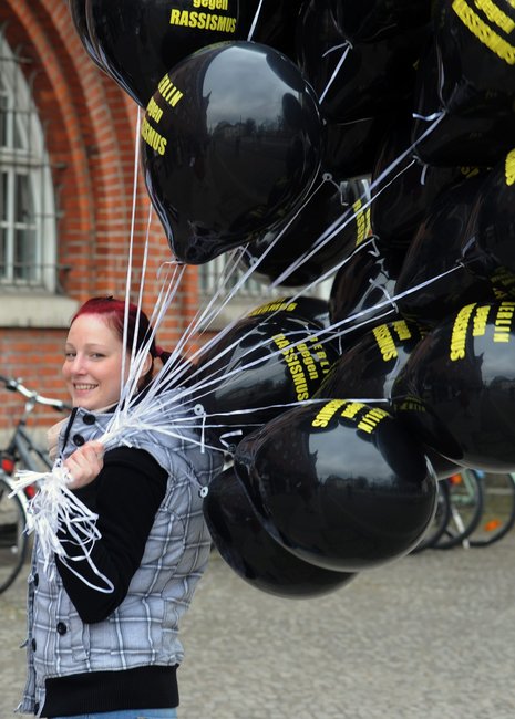 Der Kampf geht weiter: Luftballons, Trillerpfeifen, Tröten