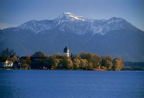 Mitten im See die Fraueninsel vor toller Bergkulisse