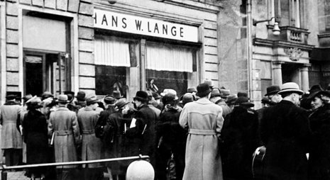 Andrang am Auktionshaus Hans W. Lange, einst in der Bellevuestraße 7