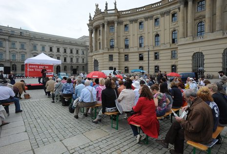 Bücherfreunde gedenken zusammen mit der LINKEN auf dem Bebelplatz der Bücherverbrennung von 1933.