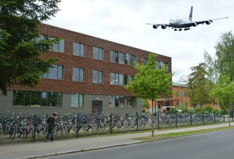 Schule unter dem Flugkorridor des A 380.