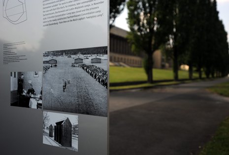 Eine der neuen Gedenktafeln mit dem Flughafengebäude als Hintergrund