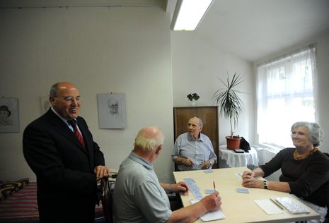 Gregor Gysi (l.) und drei rüstige Besetzer im besetzten Seniorentreff im Berliner Stadtteil Pankow.