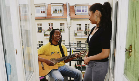 Ein Lied in der Mittagspause: Serafim Manhice mit seiner Tochter Nelly Nguyen.