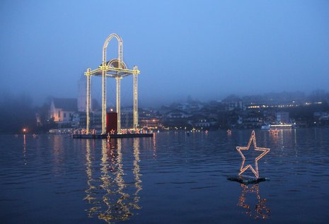 Selbst bei dickstem Nebel weist die Riesenlaterne sicher den Weg nach St. Wolfgang