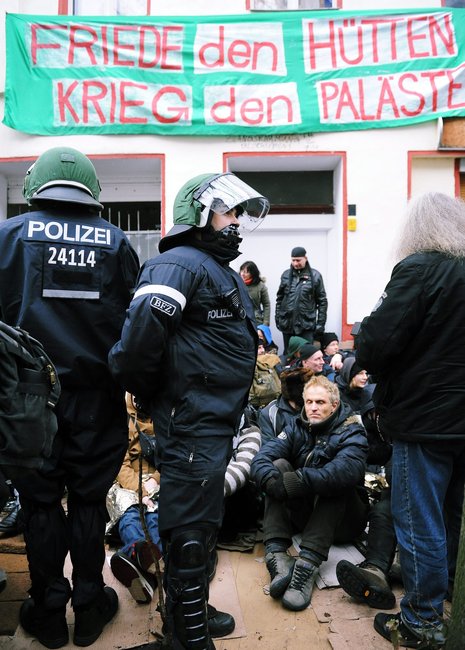 Sitzblockade gestern in der Lausitzer Straße, Berlin-Kreuzberg