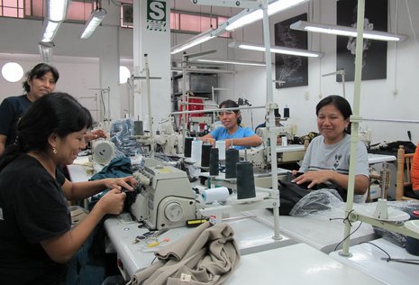 Soziale Verantwortung mit ökologischem Anspruch hat sich ein Modelabel aus Lima auf die Fahnen geschrieben. Im Zentrum der Landeshauptstadt befindet sich die Produktionshalle von Misericordia. Im ersten Stock wird genäht, im Obergeschoss designt, entwickelt und gestaltet.
www.misionmisericordia.com