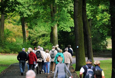 Aufbruch zur 90. nd-Wanderung in Friedrichshagen – knapp 800 Startkarten wurden hier ausgegeben.