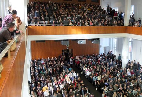 Noch sitzt keiner auf dem Boden: Erstsemester bei der Immatrikulationsfeier der HU