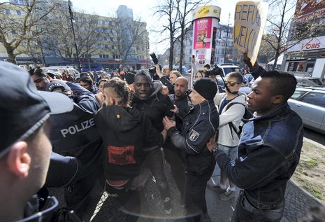 Bei einem Versuch, die malische Botschaft zu besetzen, kam es zu Rangeleien.