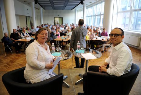 Die Schauspieler Ursula Werner und Karsten Morschett lasen die zehn ausgewählten Lesergeschichten vor.