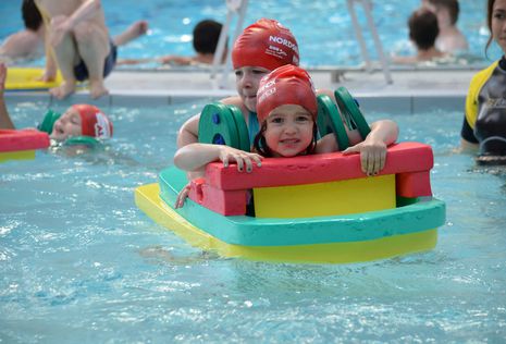 Schwimmkurs einer Kita im Stadtbad-Schöneberg