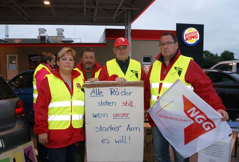 Veit Otto (mit Mütze) ist seit 1991 Tankwart und Kassierer im Autobahnrasthof Eisenach - früher LOMO, heute eine Filiale des italienischen Gastronomie- und Handelskonzerns Autogrill. Seit dem Jahr 2001 ist er Mitglied des Betriebsrat und auch dessen Vorsitzender, seit 2011 auch Vorsitzender des Gesamtbetriebsrates.