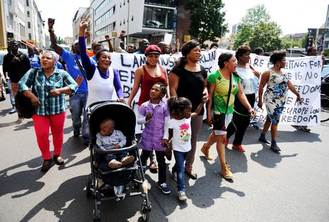 Am Donnerstag zog eine Flüchtlingsdemo mit etwa 100 Teilnehmern vom Berliner Oranienplatz zum Sitz der Integrationssenatorin Dilek Kolat (SPD).